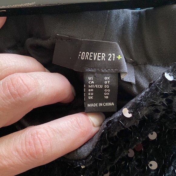 ✅Forever21 glam black sequins pants w/ stretch waist. Total disco 🪩 vibes. - Picture 3 of 3